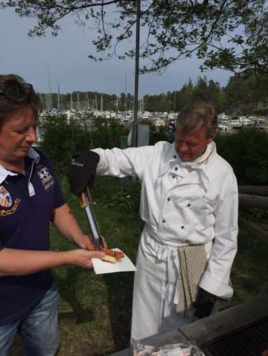 Den första nygrillade korven är färdig att serveras.